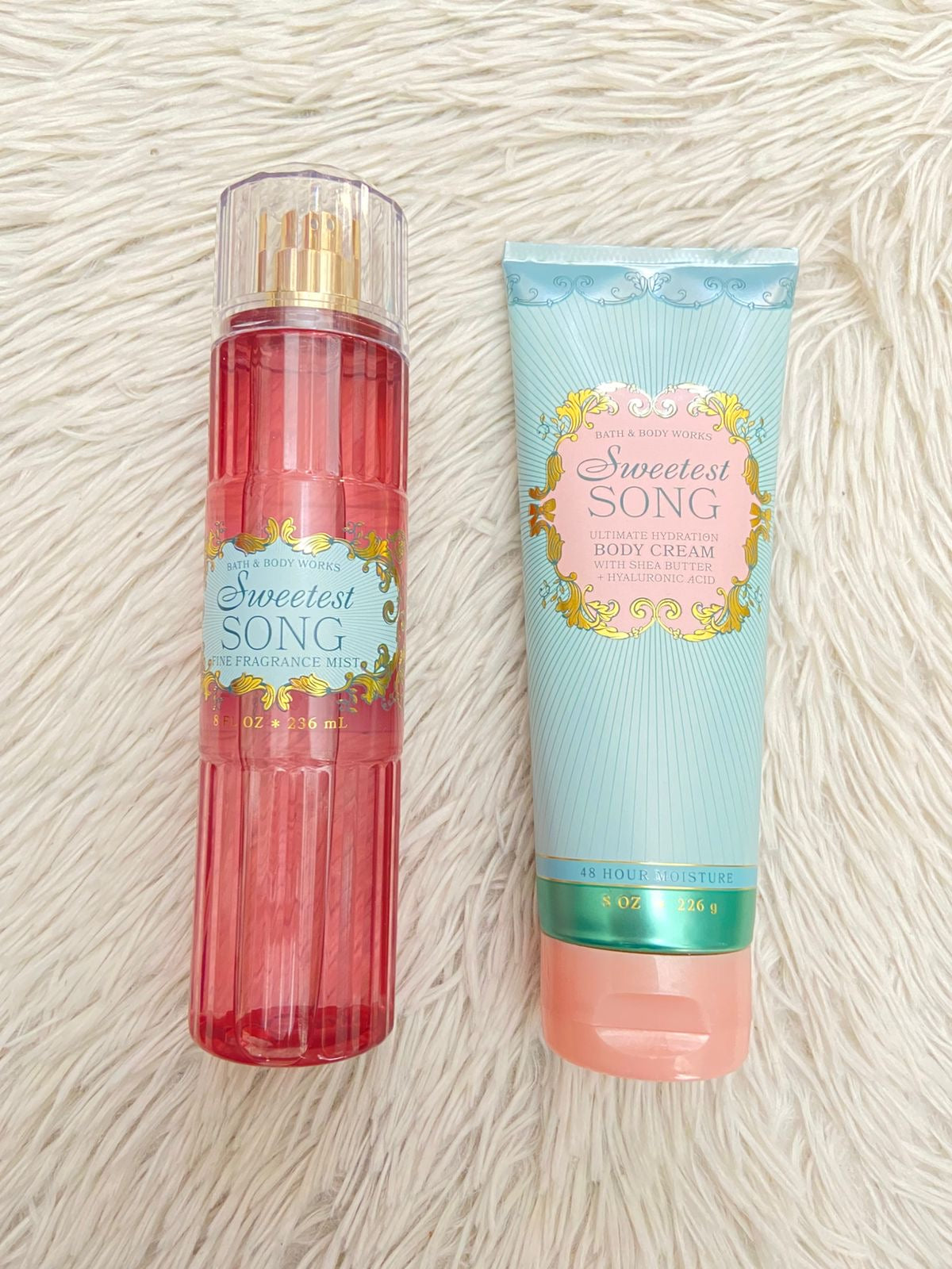 Set Bath & Body works original, SWEETEST SONG, azul turquesa con rosado, crema y colonia.
