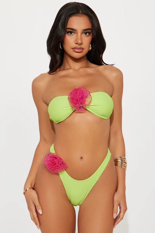 Biquini, verde limón con rosas rosadas en los lados.
