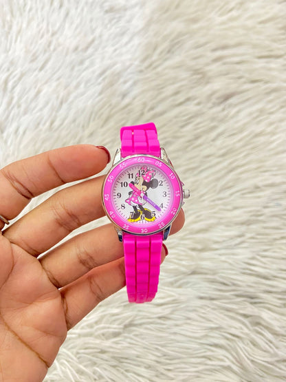 Reloj MINNIE en color rosado con imagen de minnie en el fondo