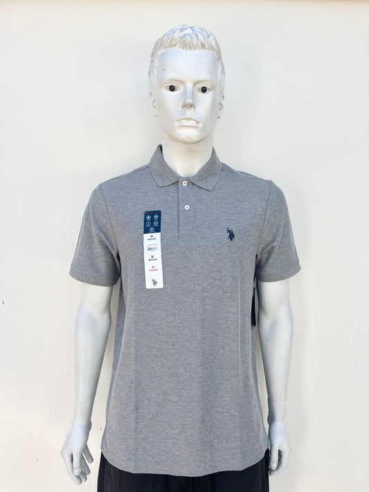 Polocher U.S POLO ASSN. Original, en color gris con logotipo de la marca al frente en color azul marino.
