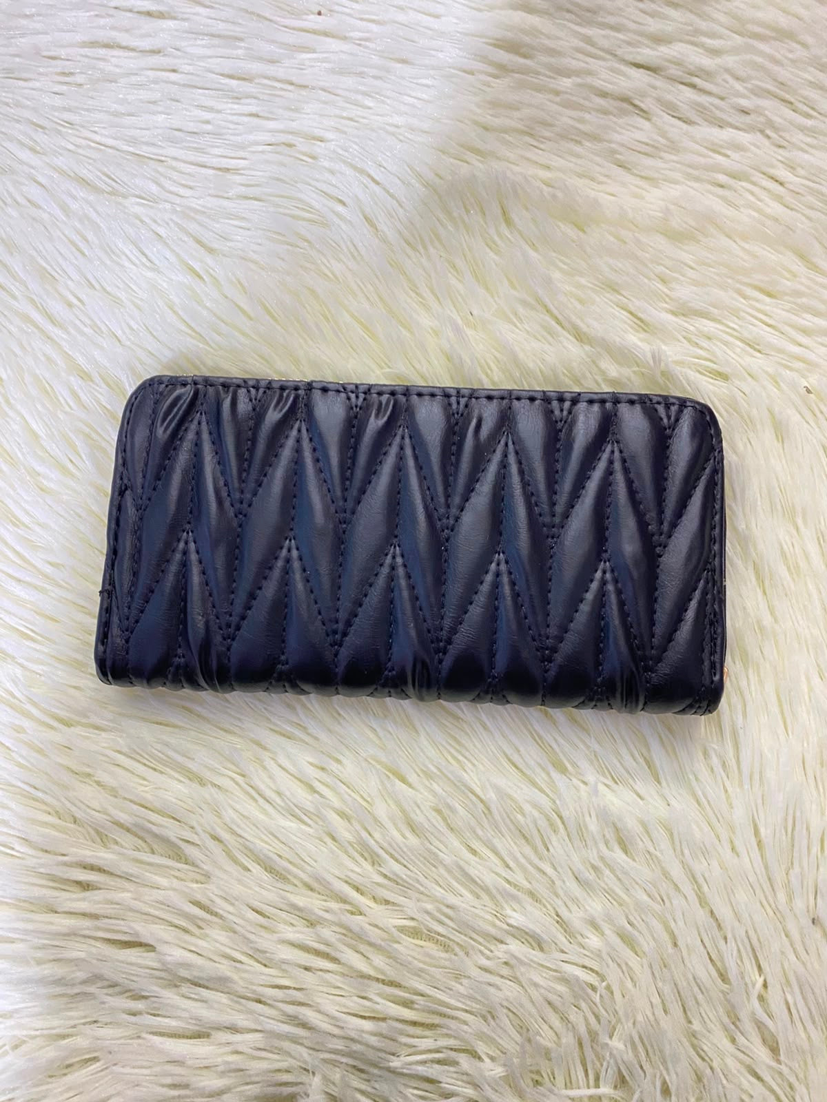 Monedero, negro con diseños de Zic Zac y zipper en dorado.