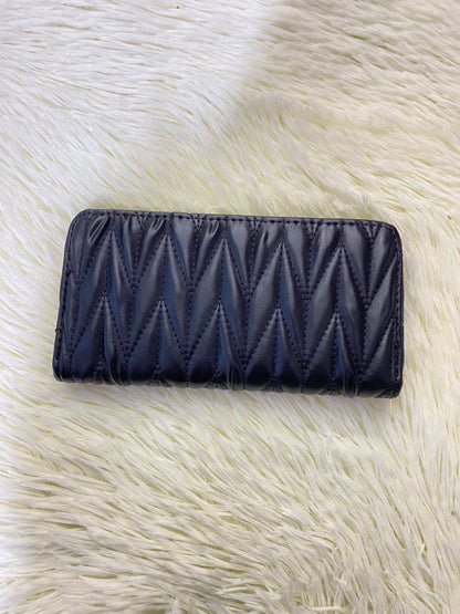 Monedero, negro con diseños de Zic Zac y zipper en dorado.