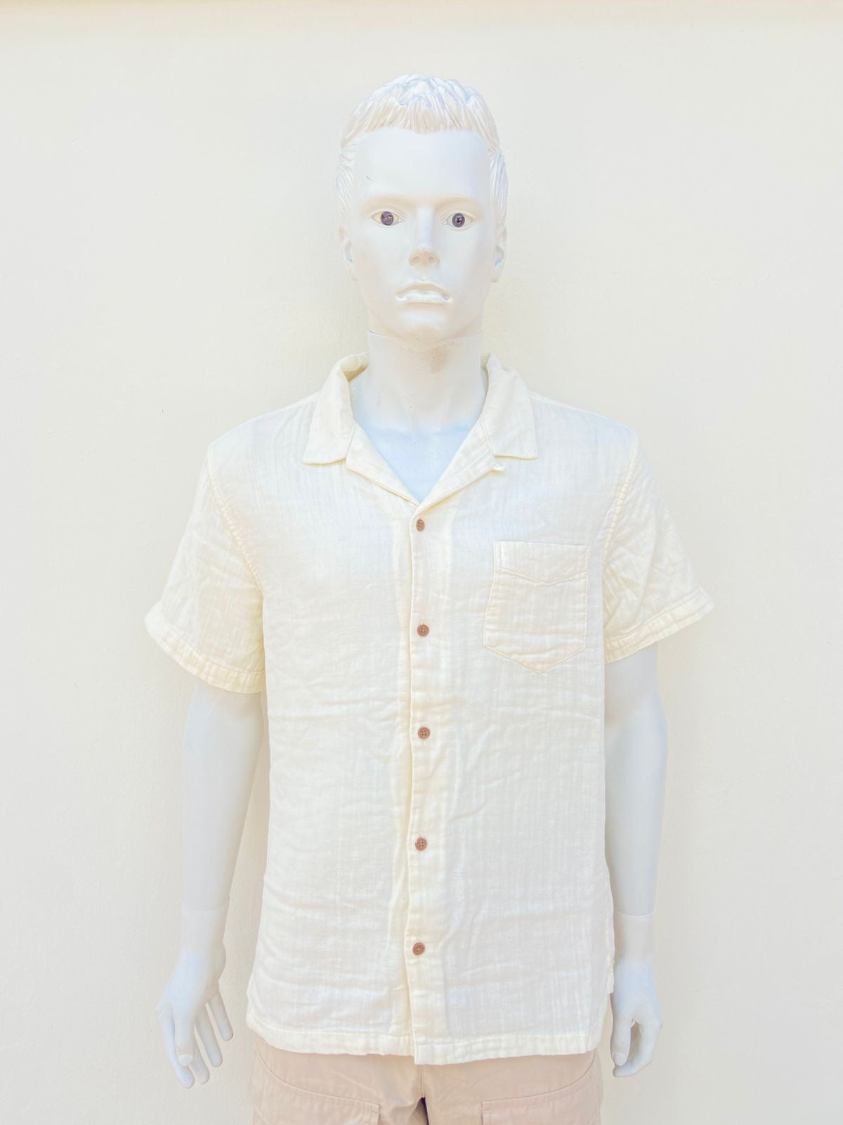 Camisa 100% algodón orgánico AEROPOSTALE Original, en color blanco/crema (beige) con botones en color marron.