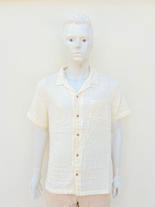 Camisa 100% algodón orgánico AEROPOSTALE Original, en color blanco/crema (beige) con botones en color marron.