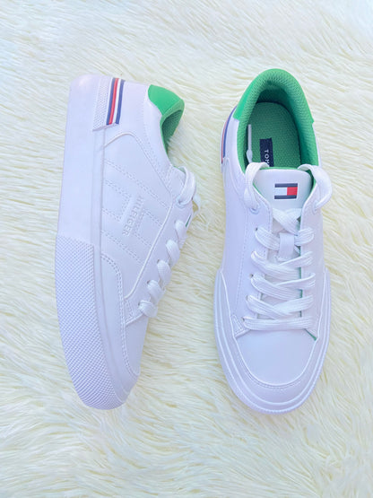 Tenis TOMMY HILFIGER original, blanco con verde en la parte trasera y letras HILFIGER en los costados.