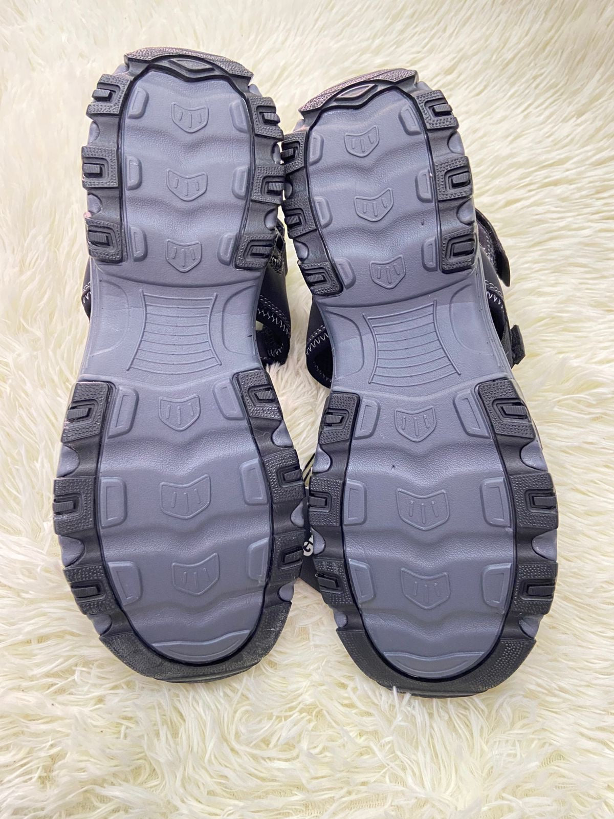 Sandalias BASS OUTDOOR original, negra con costura en hilo gris, ajustables, excelente para caminar