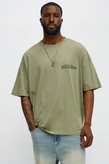 T-shirt, verde oliva con estampado ángel en la parte trasera.