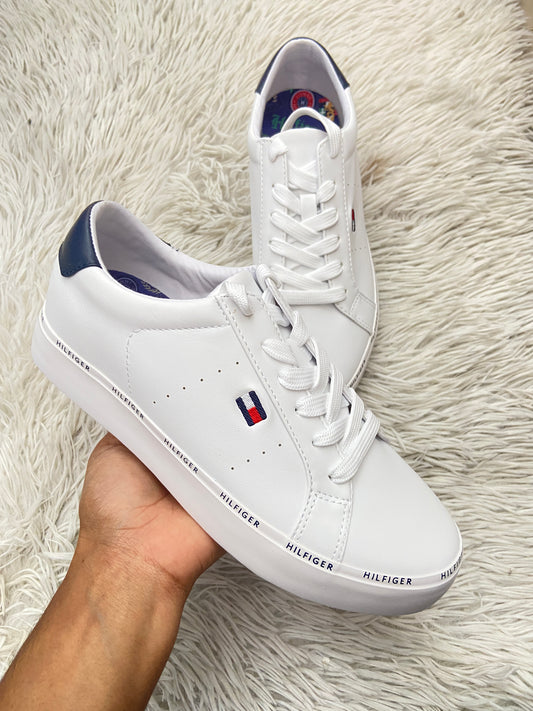 Tenis Tommy Hilfiger original, blanco con logotipo de la marca al lado, altos.