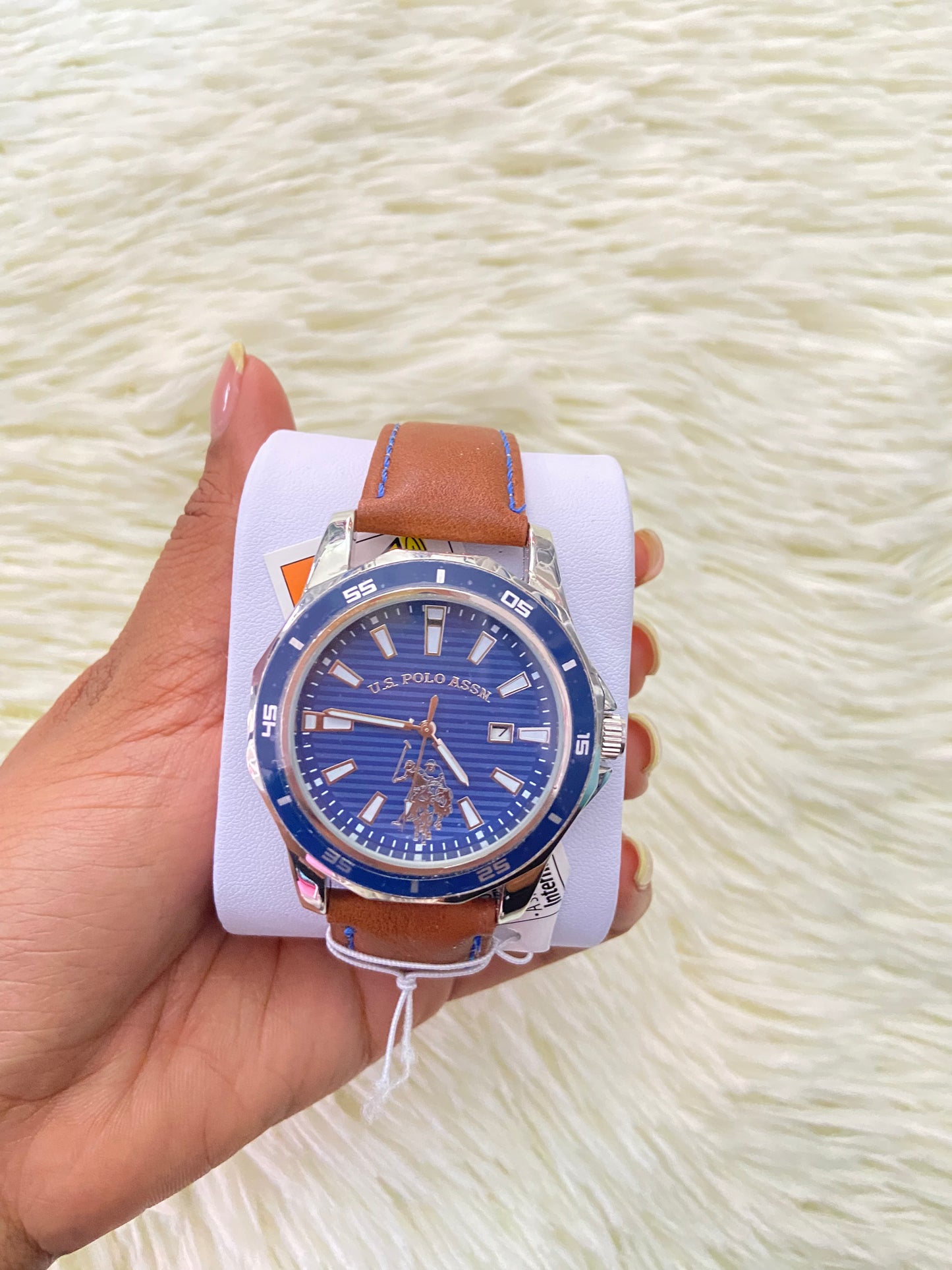 Reloj U.S POLO original, marron con costura en hilo azul, y fondo azul con plateado.