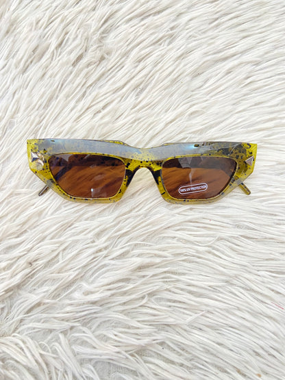 Lentes, diseñados con protección UV 100-400 para proteger tu visión. Verde/amarillo con estampado y micas marrones.