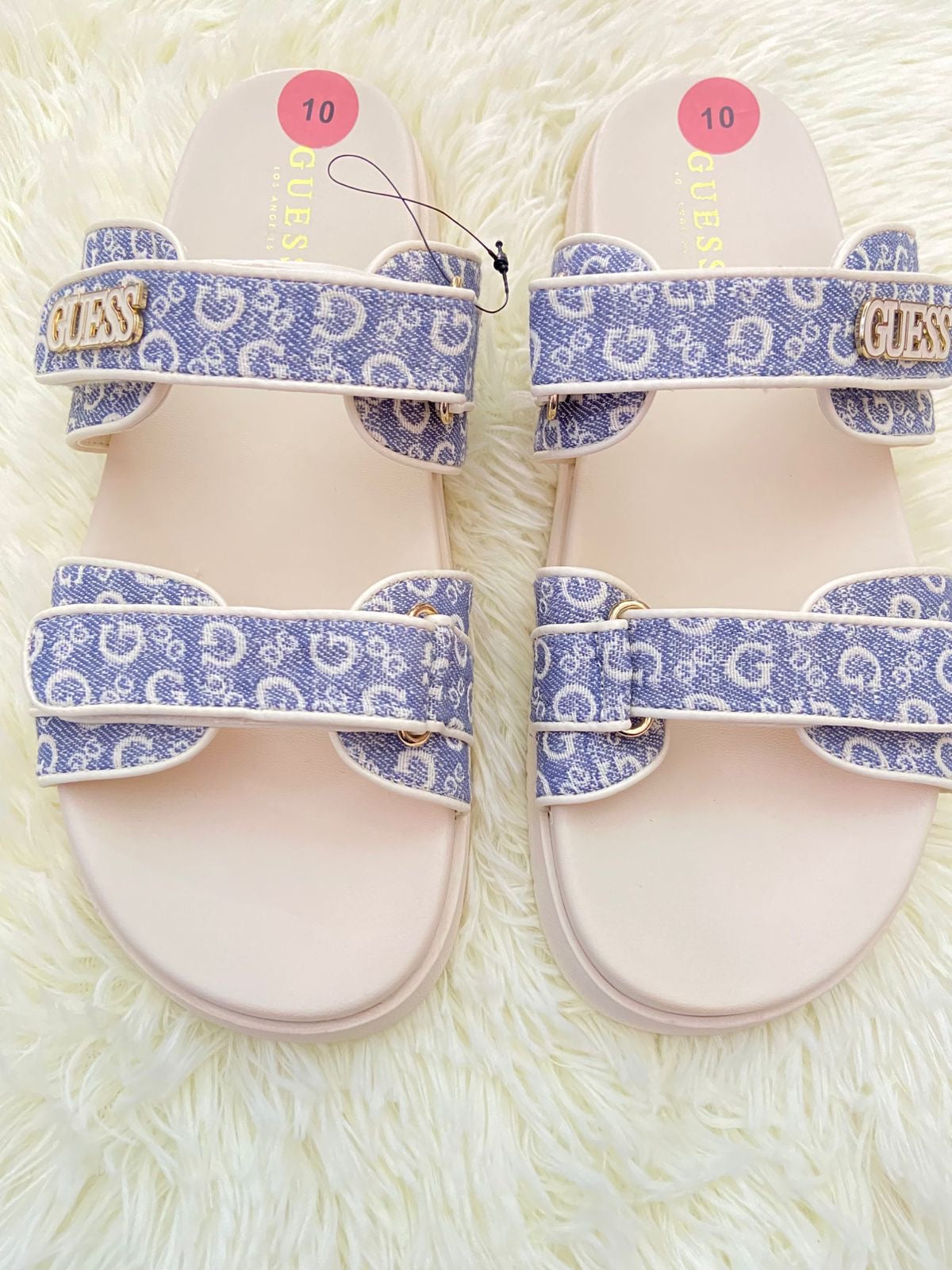 Sandalias GUESS original, crema con azul y letras G y placa de marca al lado, ajustables.