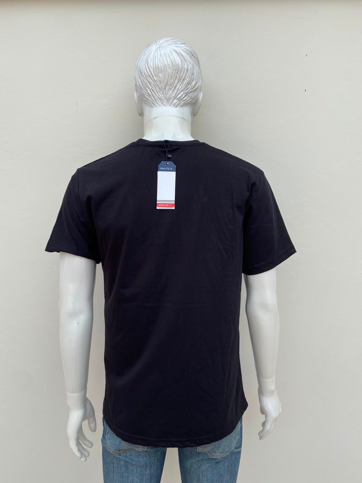 T-shirt NAUTICA original, negro con letras NAUTICA en color blanco y algunas banderas.
