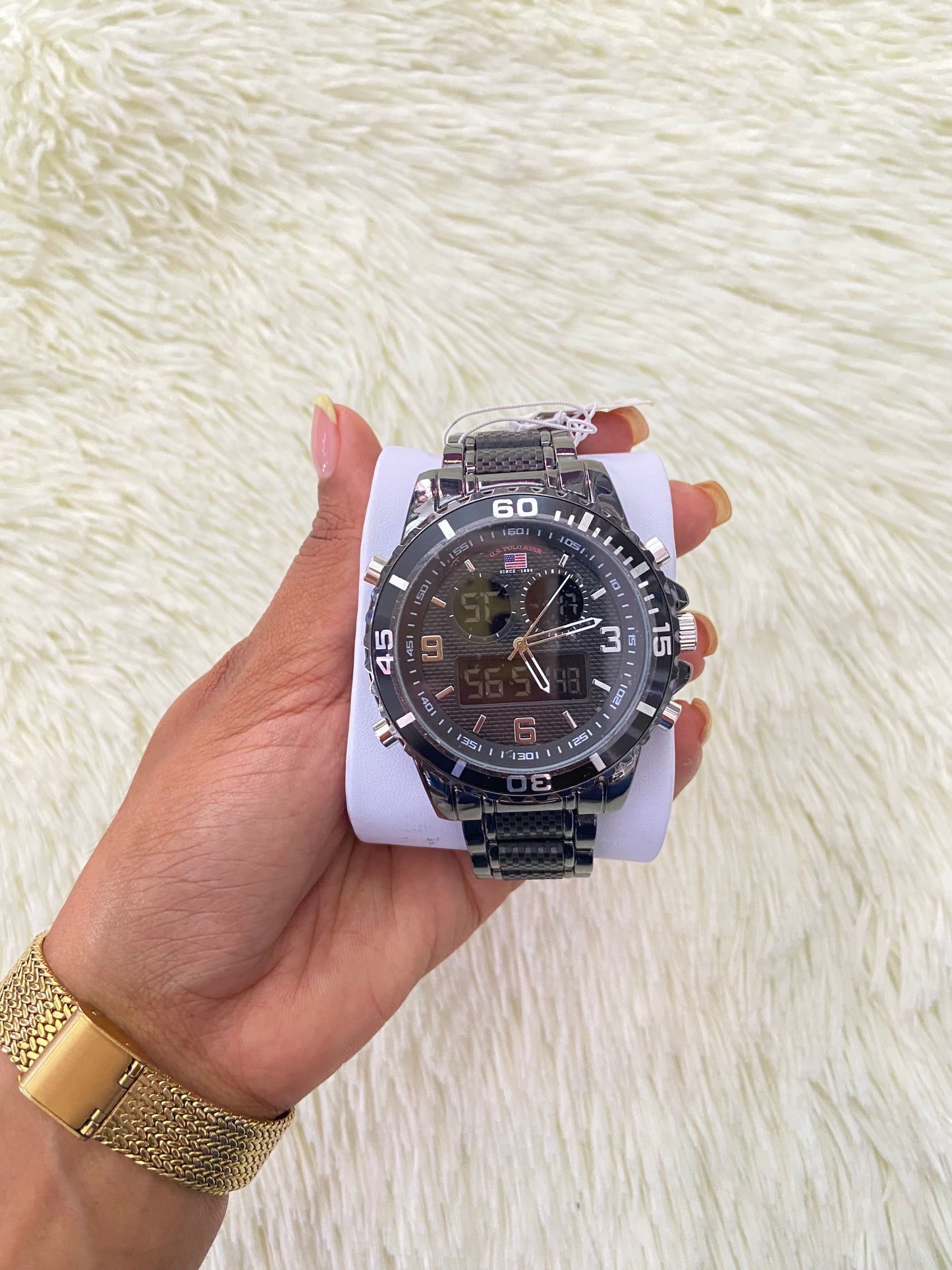 Reloj U.S POLO ASSN. Original , gris con negro y detalles en color plateado.