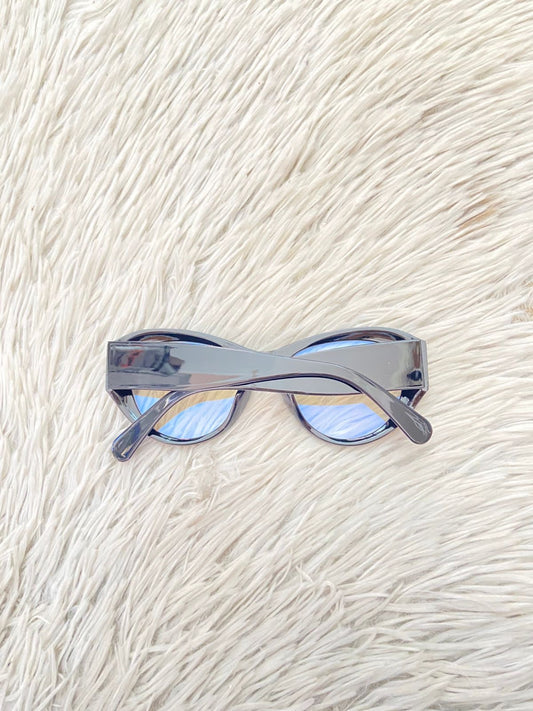 Lentes, diseñados con protección UV 100-400 para proteger tu visión. Negro, curvos y con micas transparentes azulados.