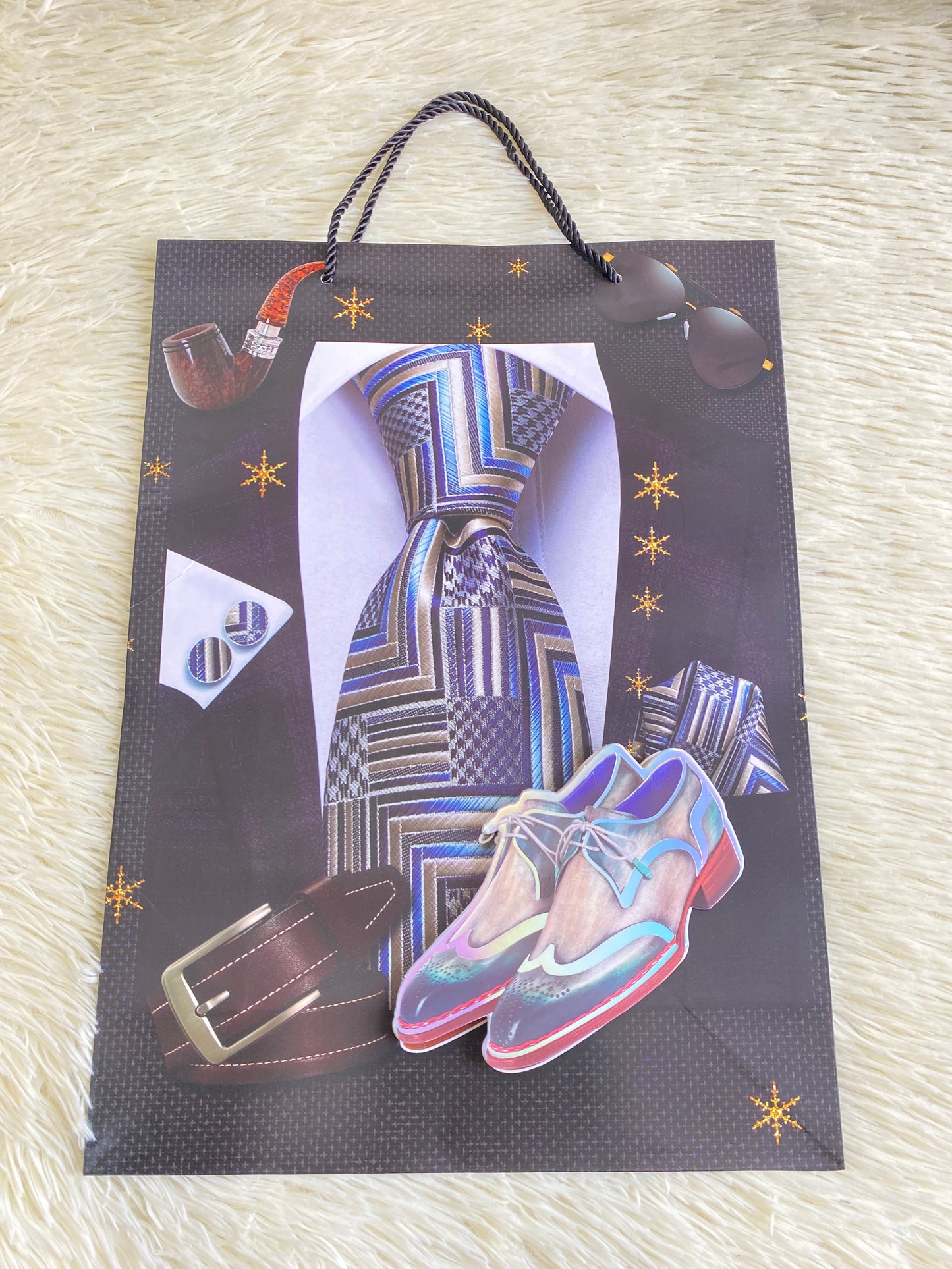 Shopping negro con corbata azul y zapatos gris en el centro. GRANDE