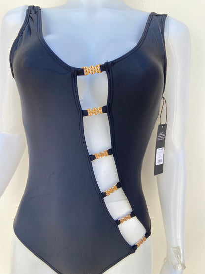 Biquini, negro con abierto en los lados y escote en la espalda.