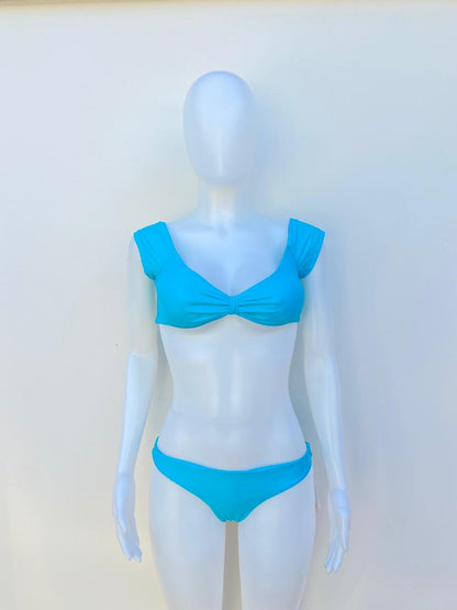 Biquini, de dos piezas  Hot Kiss original color azul, con moño en frente.