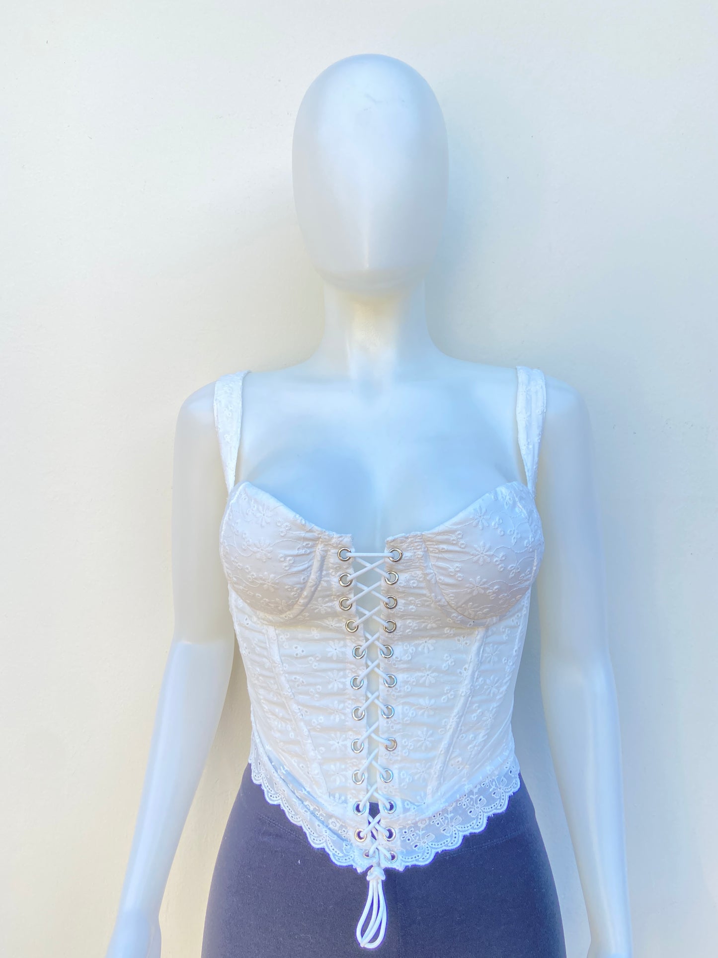 Top Fashion Nova original blanco en encaje, en estilo corset, con lazos ajustables.