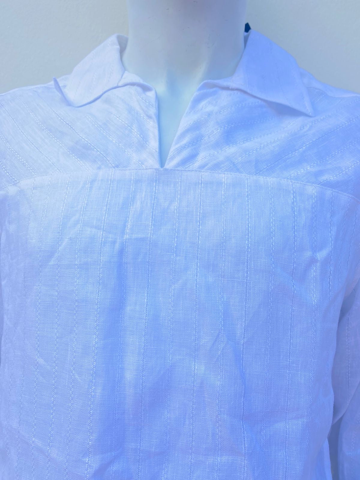 Camisa CLAIBORNE original blanca lisa, cuello V, en lino.