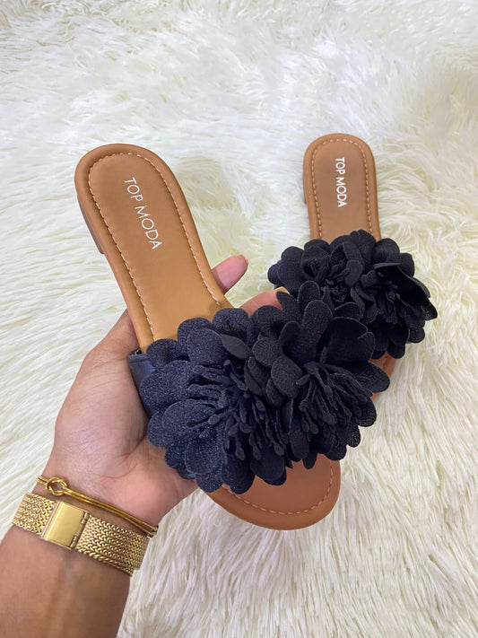 Sandalias TOP MODA original, marrones con negro y flor en color negro enfrente.