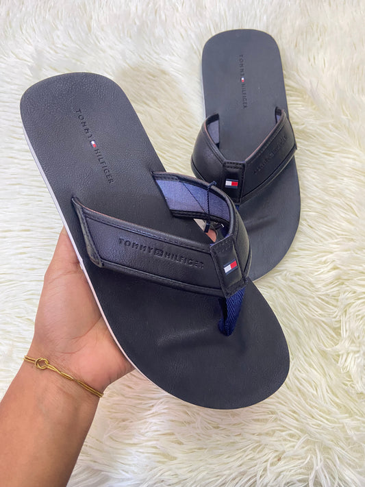 Sandalias TOMMY HILFIGER original, azul marino oscuro/ negro con logotipo de la marca en frente.
