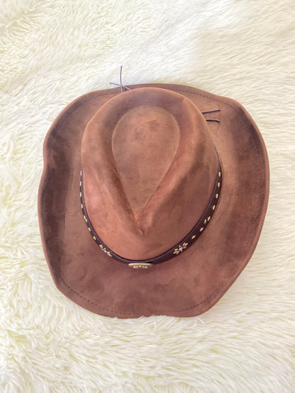 Sombrero, marron con detalles de flores y puntos.
