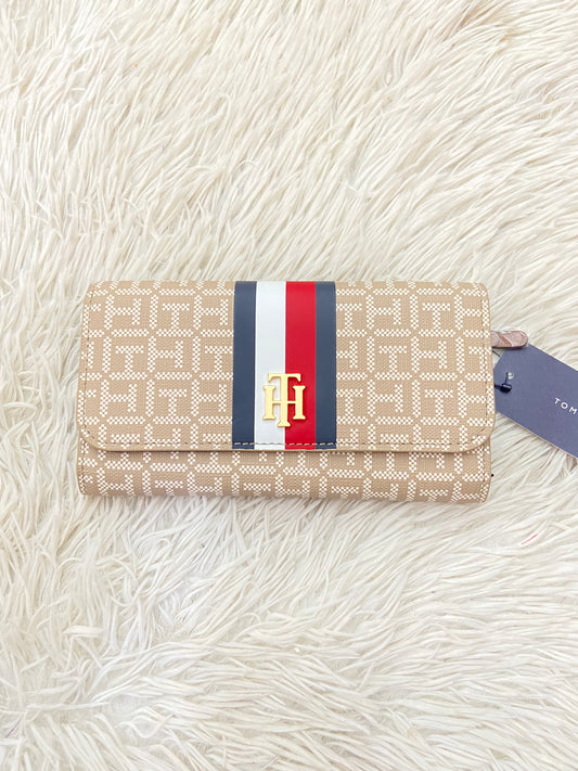 Monedero Tommy Hilfiger original marrón con estampado del logo de Tommy y franja azul, rojo y blanco, placa TH en dorado.