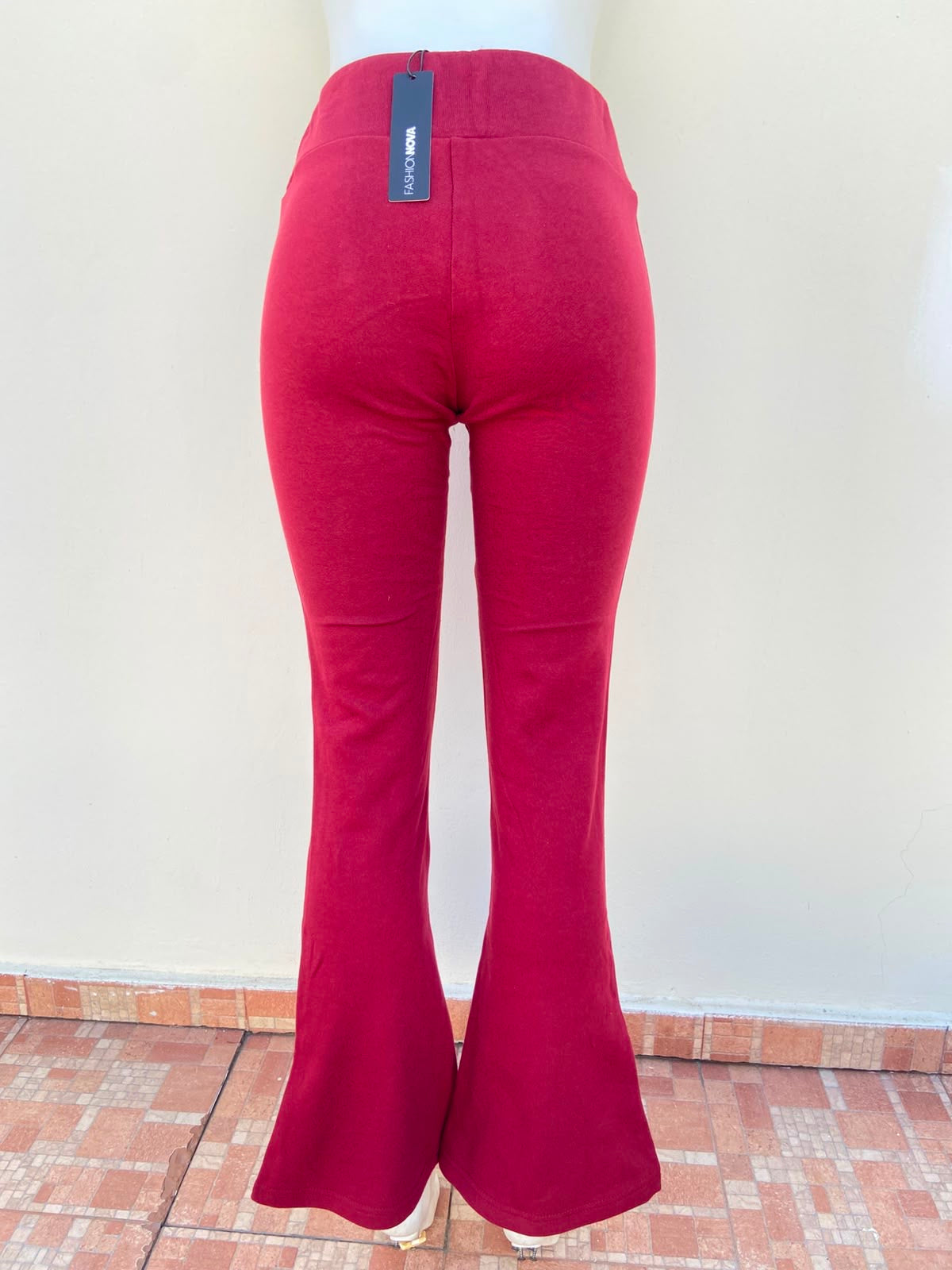 Pantalon/Legging en color rojo vino estilo campana y pretina alta.