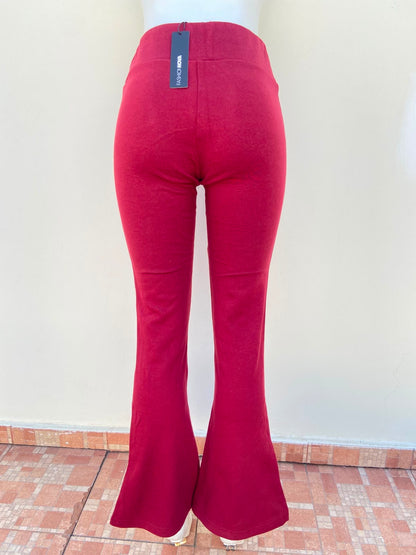 Pantalon/Legging en color rojo vino estilo campana y pretina alta.