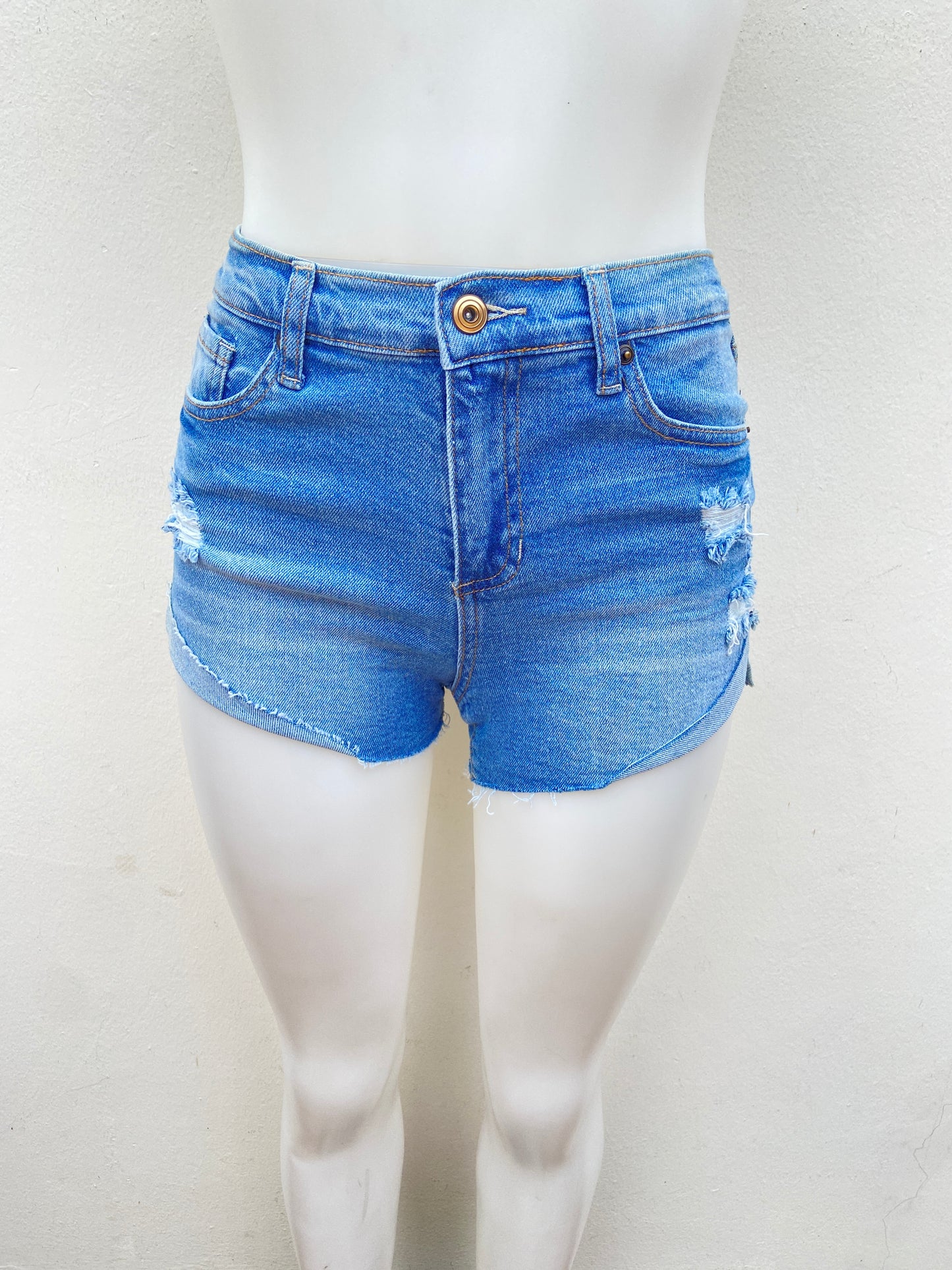 Short, azul claro con rasgado sin ruedo.