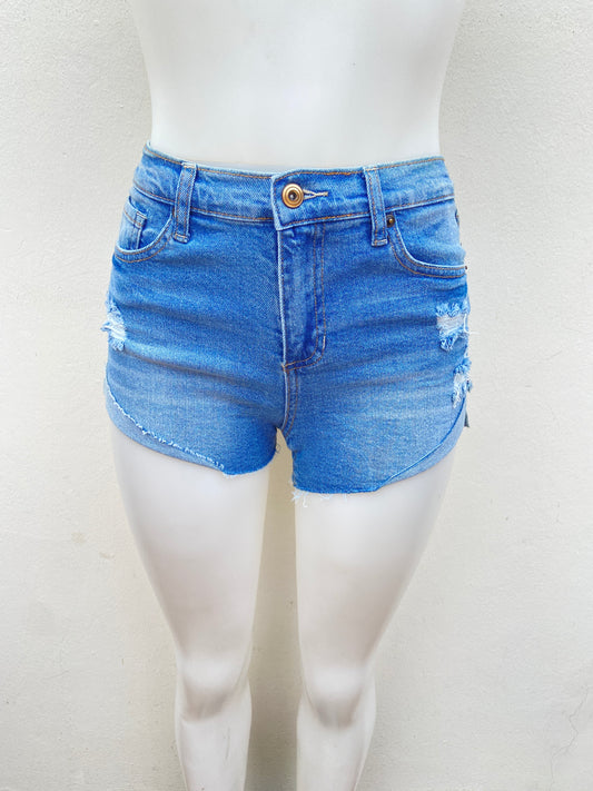 Short, azul claro con rasgado sin ruedo.