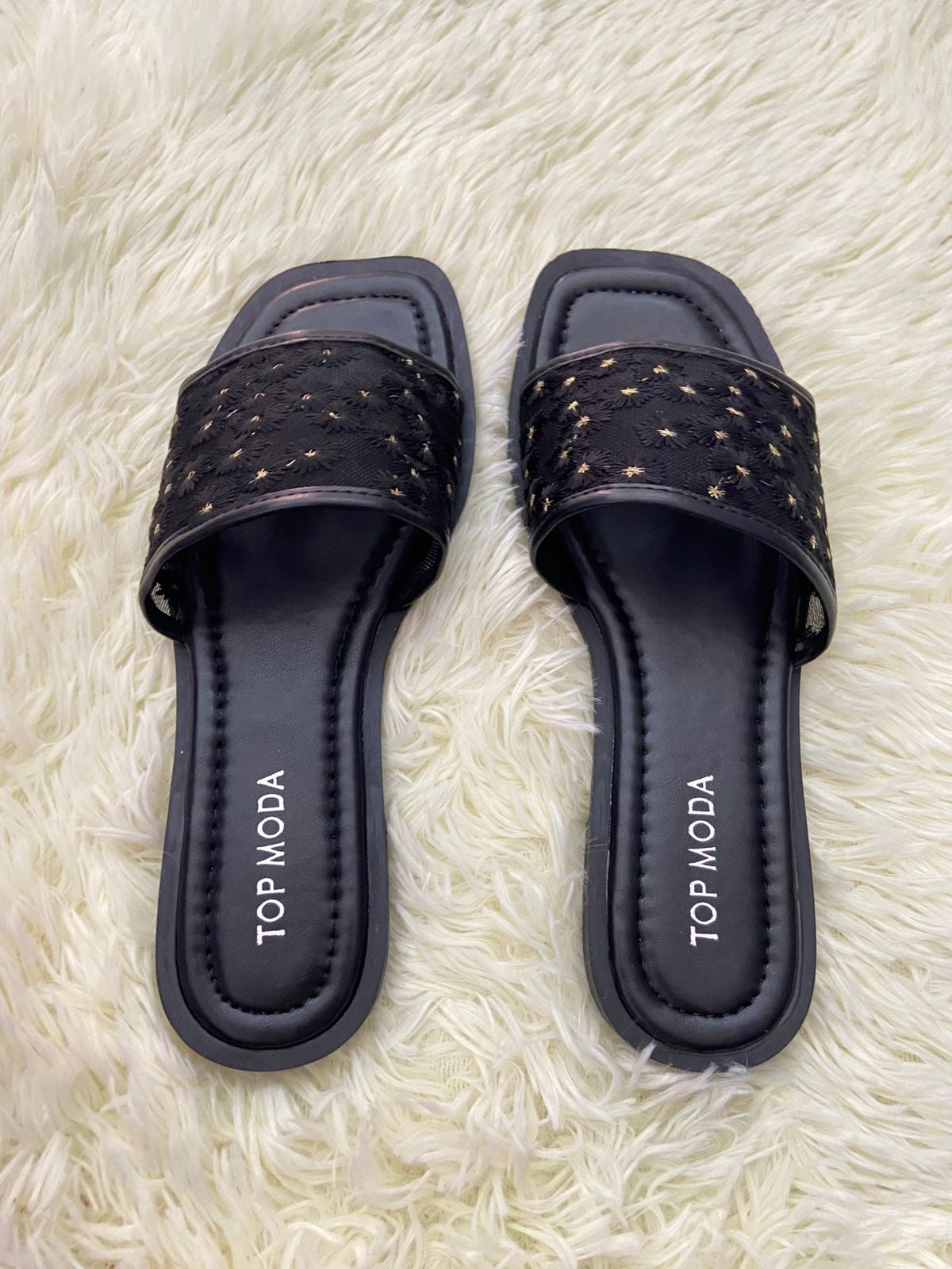 Sandalias TOP MODA original, negra transparente con bordado de flores.