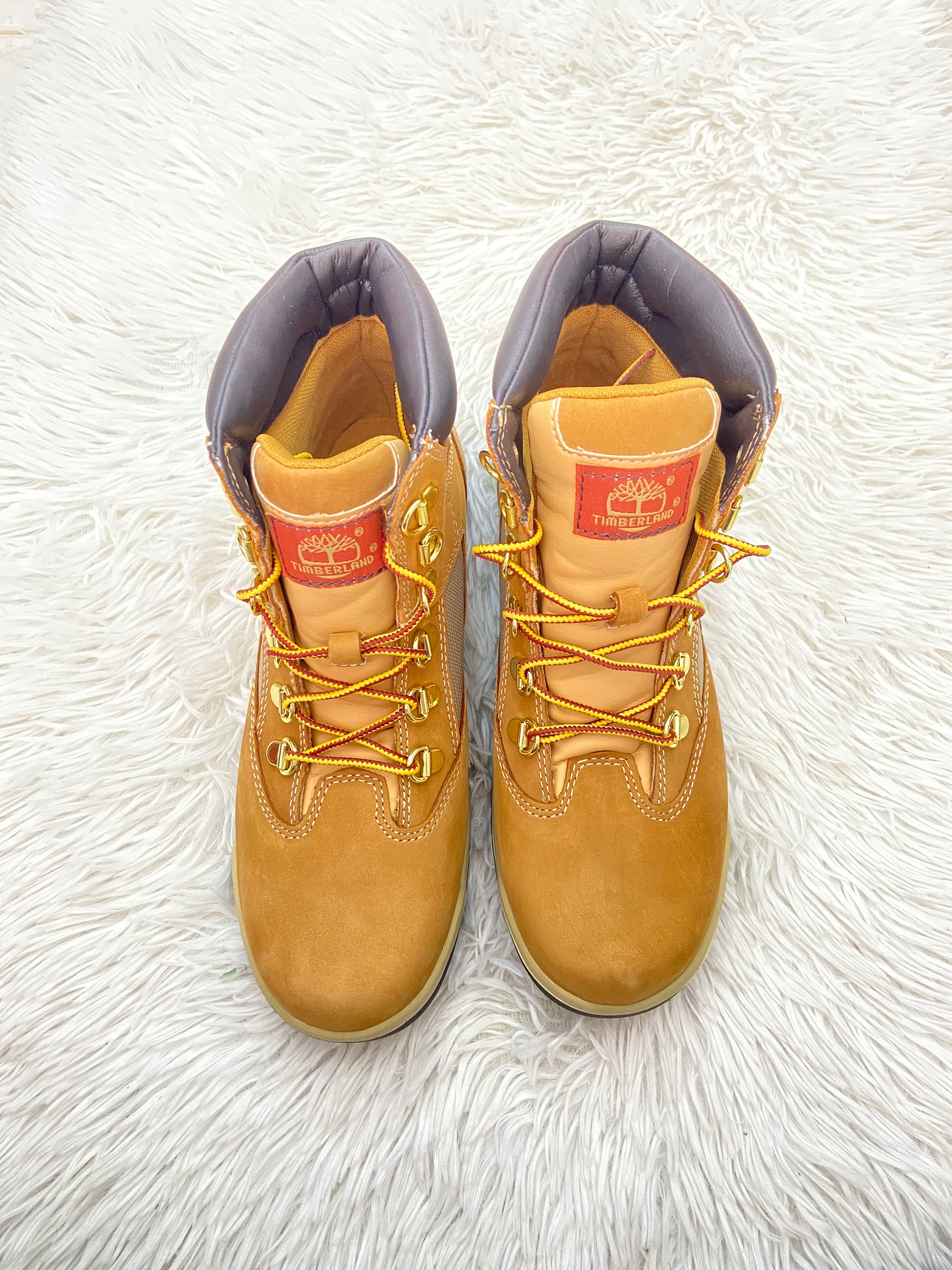 Botas TIMBERLAND original marron con suela en color negro y crema