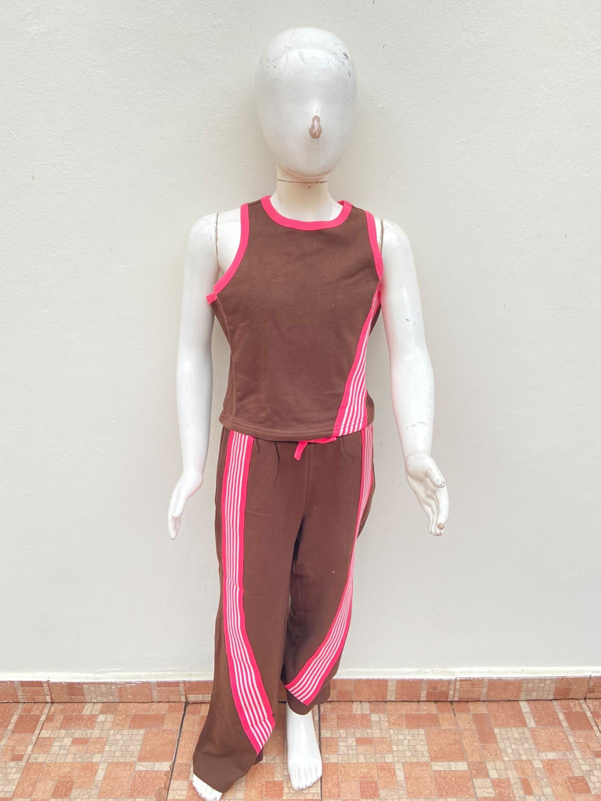 Conjunto Marrón, con rayas en color rosado y blanco.