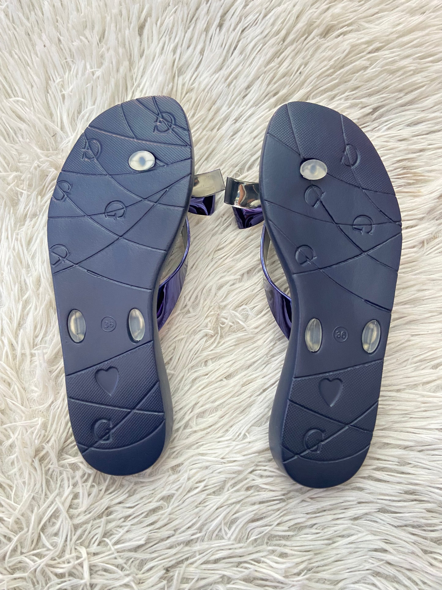 Sandalias GUESS original, azul marino con lazos en frente en color azul y plateado.