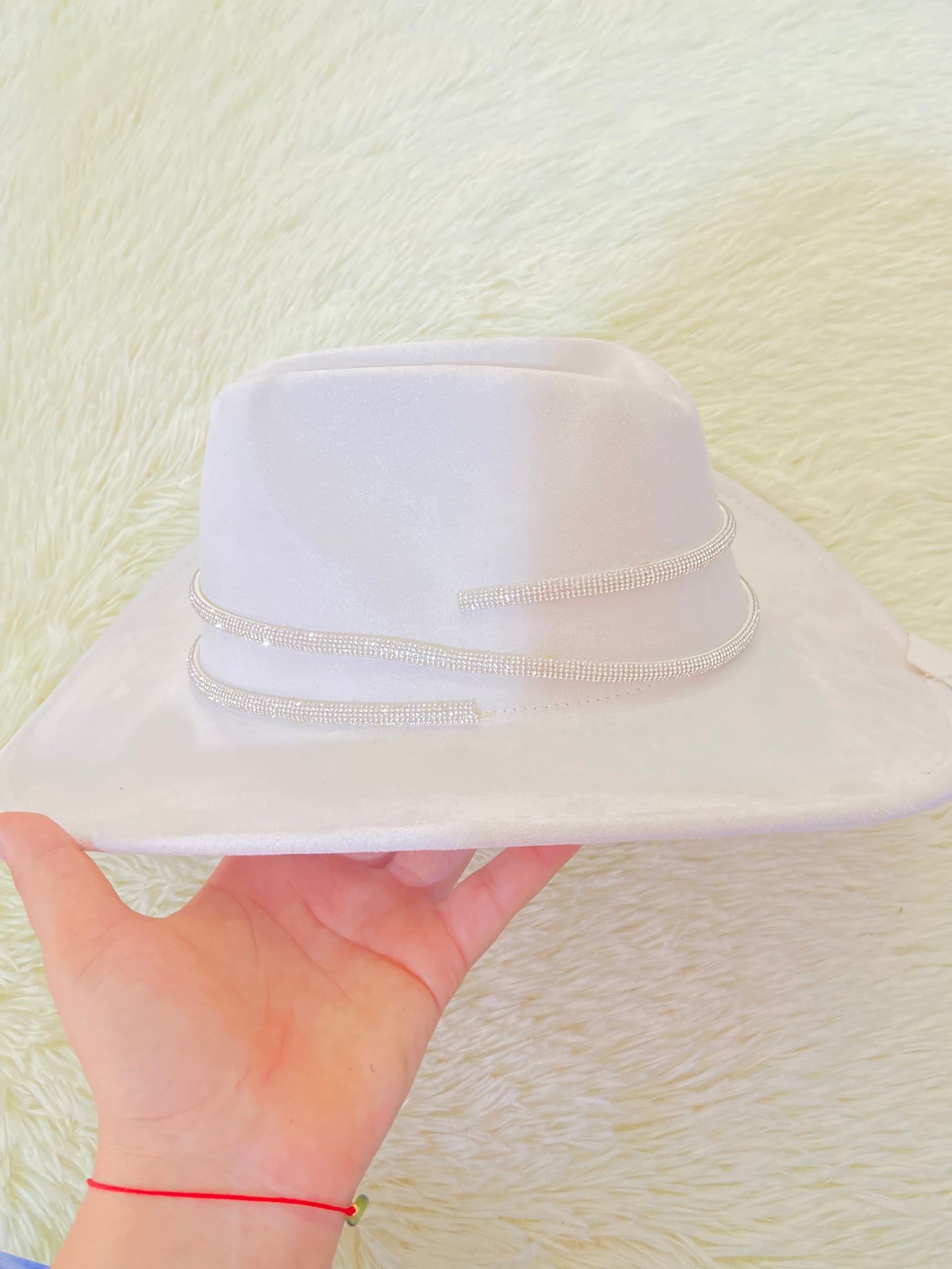Sombrero, blanco con lazo en color plateado con brillos.
