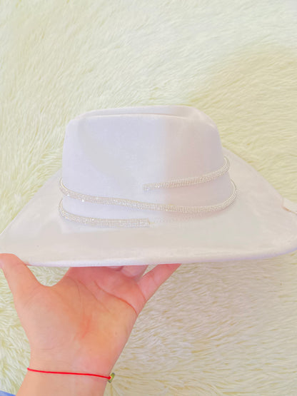 Sombrero, blanco con lazo en color plateado con brillos.