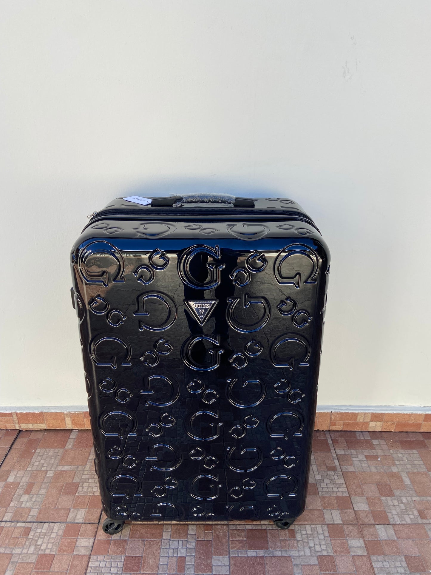 Maleta GUESS original, negra Matte con estampado de la letra G en frente y placa GUESS en plateado, GRANDE.