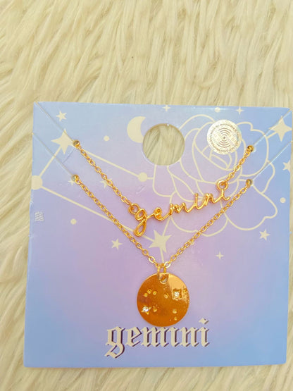 Cadena FOREVER 21 Original de dos piezas una con el nombre del singo GEMINIS y otra con una medalla