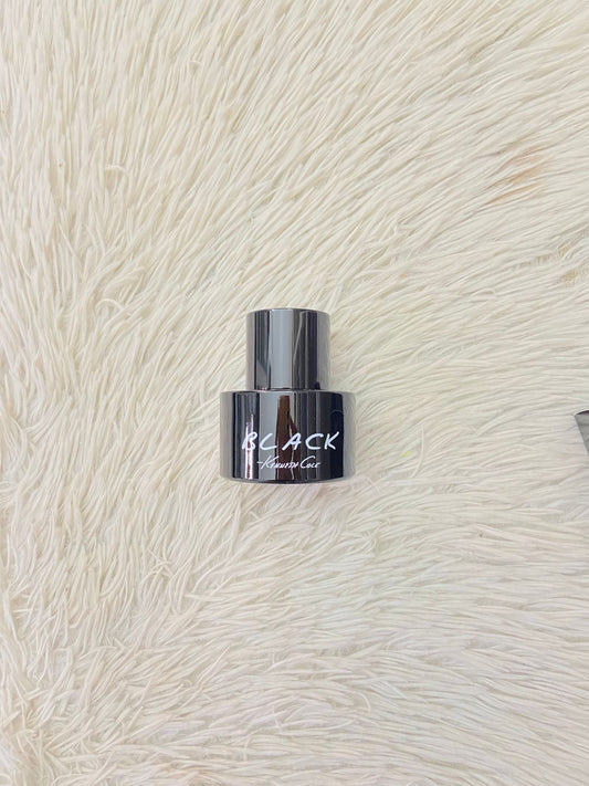 Perfume KENNETH COLE Black Original, en color negro con letra de la marca al frente en color blanco.