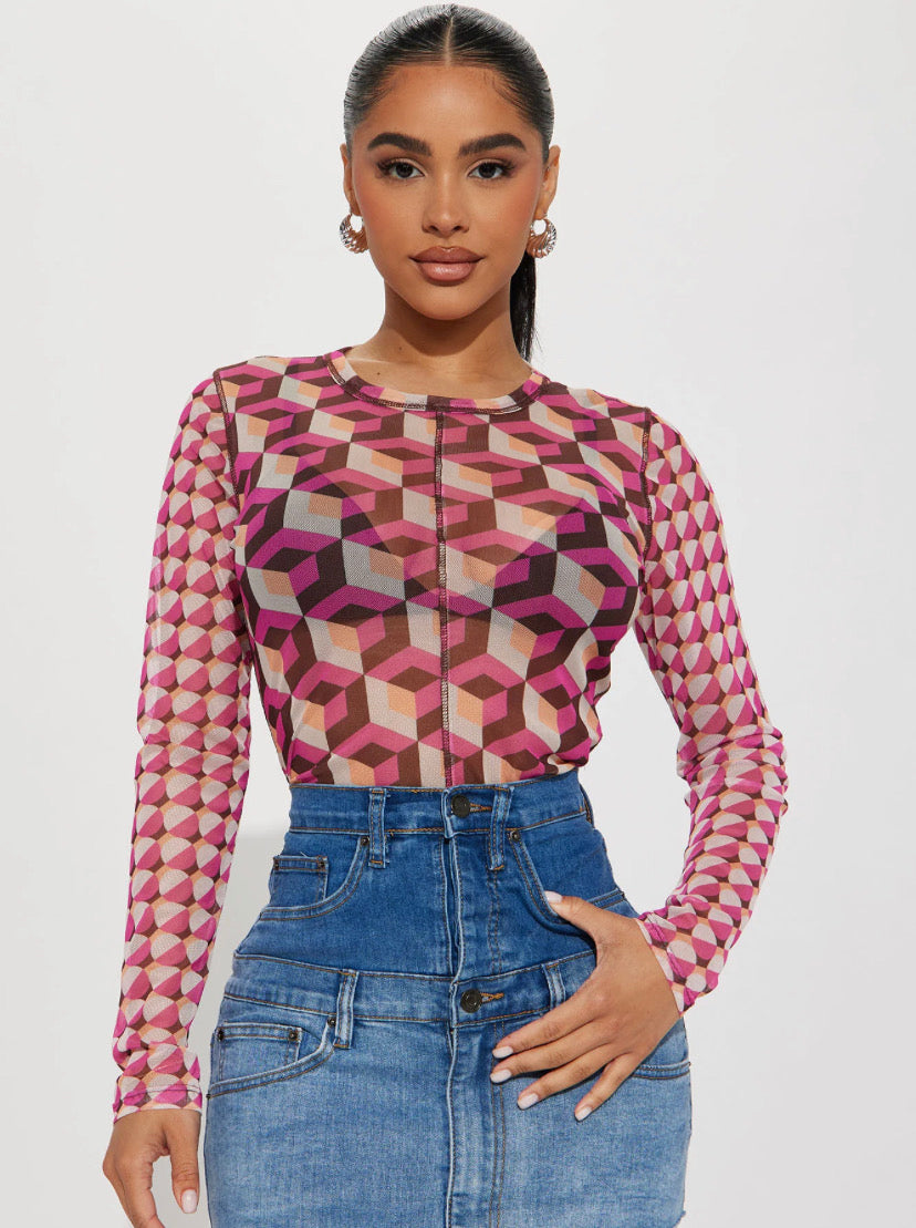 Top/ suéter Fashion Nova original rosado con estampado de figuras geométricas, transparente.