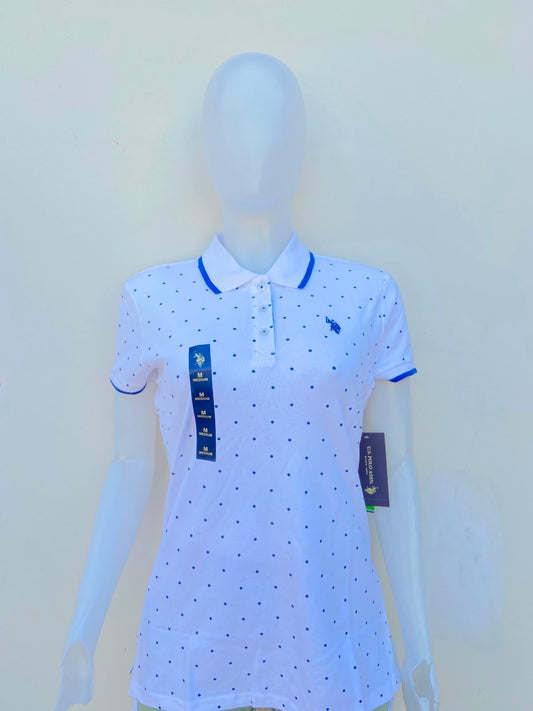 Polocher U.S POLO ASSN. original en color blanco con estampado de bolas, logotipo de la marca al frente y línea en el cuello en azul marino.
