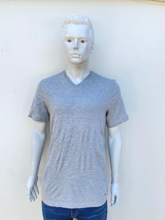 T-shirt Tommy Hilfiger Original en color gris con cuello V y logotipo de la marca abajo.