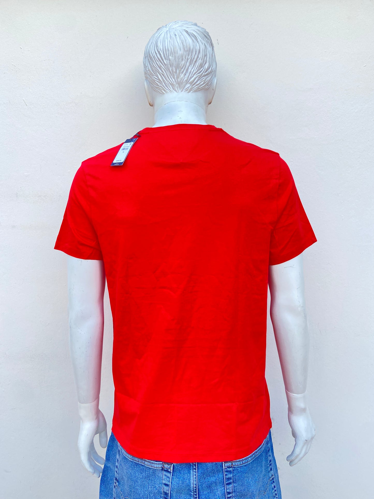 T-shirt Tommy Hilfiger original rojo con letras TOMMY HILFIGER en azul marino.