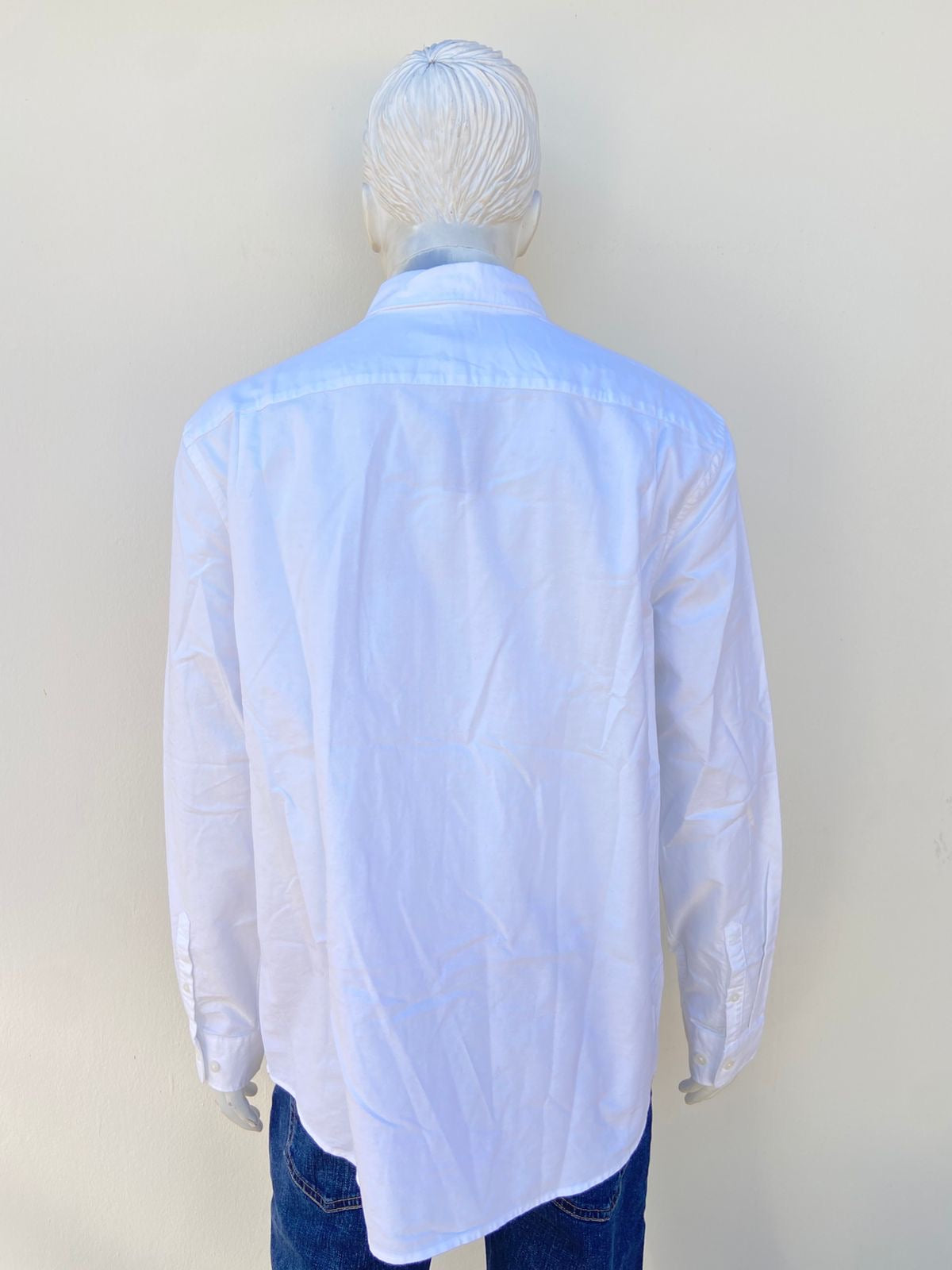 Camisa EXPRESS Original, manga larga en color blanca losa con bolsillos al frente.