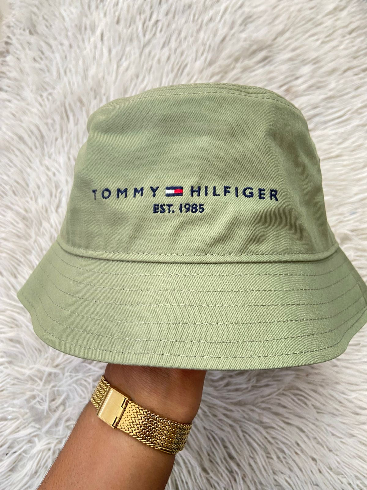 Gorro Tommy Hilfiger original, verde oliva con letras TOMMY HILFIGER en azul marino.