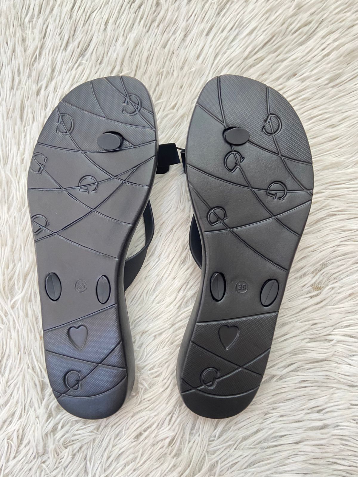 Sandalias GUESS original, negra con moño en frente y detalles en brillo.