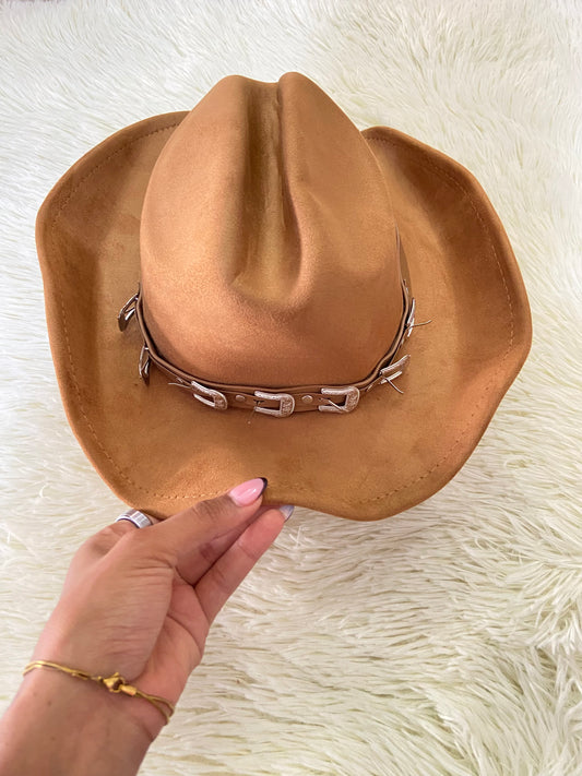Sombrero, color marron con detalle de Cadena al rededor y minis hebillas eñ color plateado.