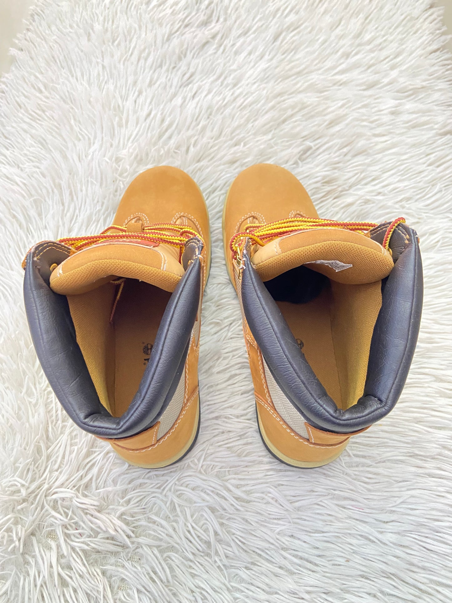 Botas TIMBERLAND original marron con suela en color negro y crema y logotipo de la marca al lado y en frente.