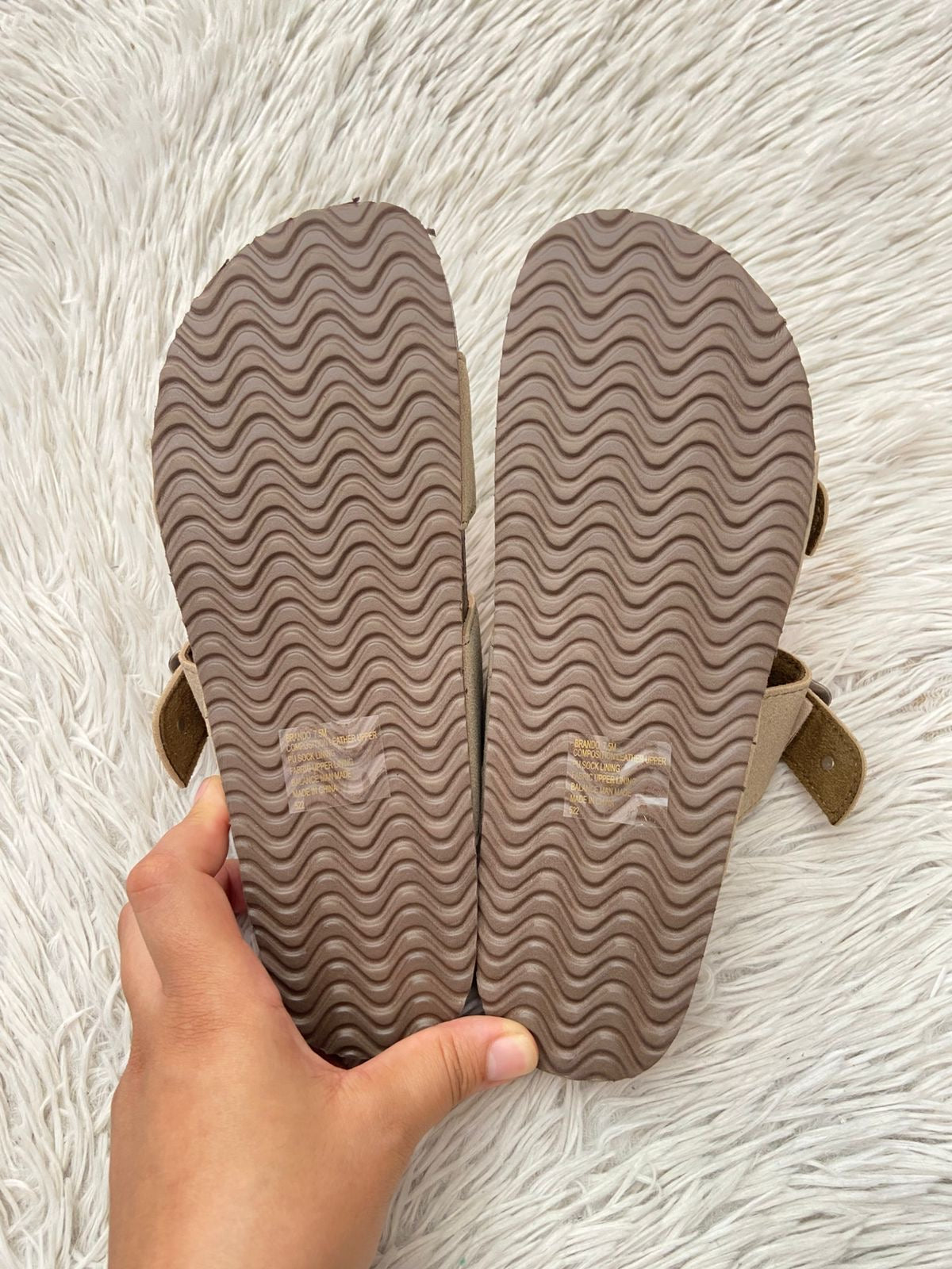 Sandalias MADDEN GIRL Original, en color crema con doble correa y evillas al frente en color plateado.